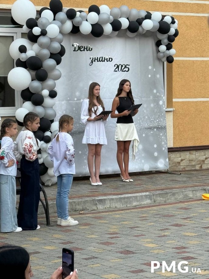 У Мукачівському ліцеї № 5 пролунав перший дзвоник: як пройшло свято – 08 У Мукачівському ліцеї № 5 пролунав перший дзвоник: як пройшло свято – 08