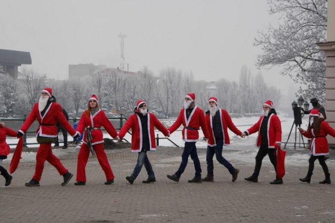 Пісні, танці й привітання: як в Ужгороді пройшов парад Миколайчиків – 04 Пісні, танці й привітання: як в Ужгороді пройшов парад Миколайчиків – 04