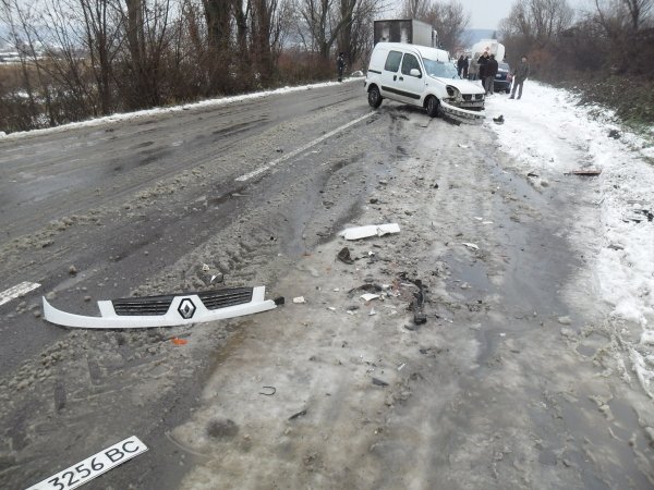 У Виноградові зіткнулись дві автівки, один із водіїв опинився у лікарні (ФОТО) – 01