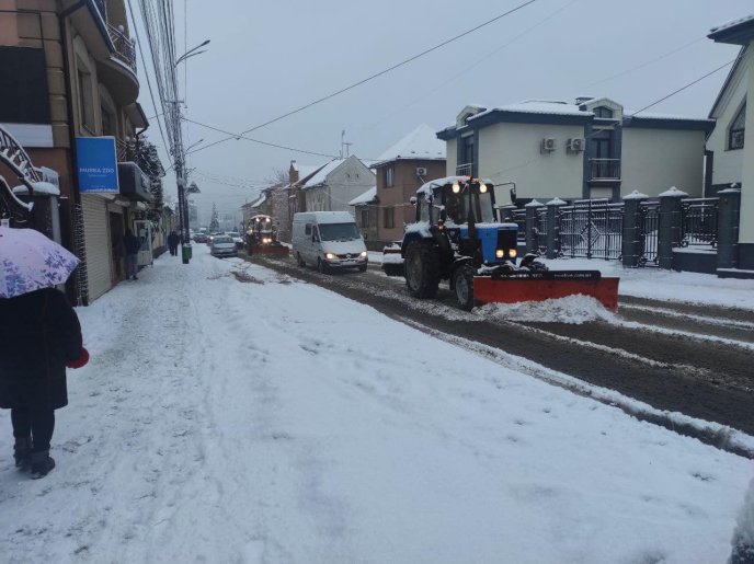Працює снігоприбиральна техніка: міськрада звернулась до мукачівців – 03