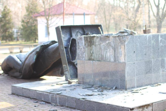 "Ленінопад" у Закарпатті: у Чопі більше немає пам’ятника Леніну (ФОТО) – 05