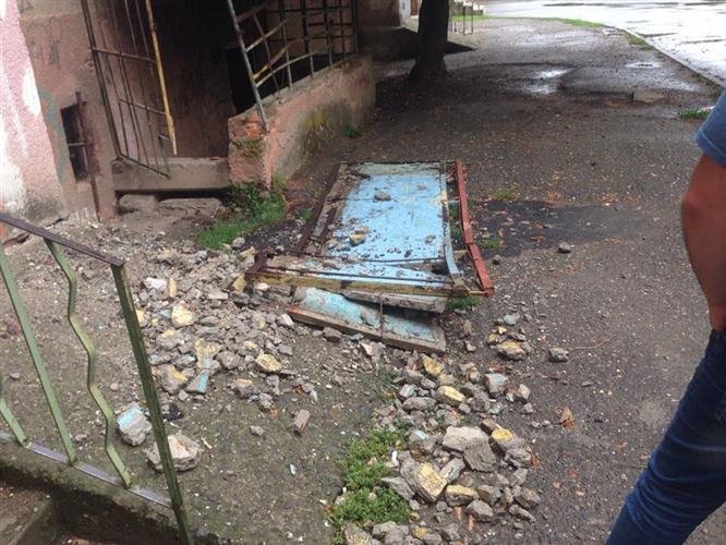 У мережі оприлюднили фото аварійного балкону, з якого випав ужгородець – 02