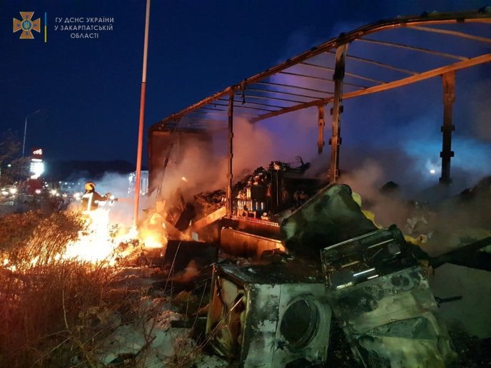 Оприлюднено жахливі кадри пожежі: на Закарпатті згорів причіп вантажівки – 01