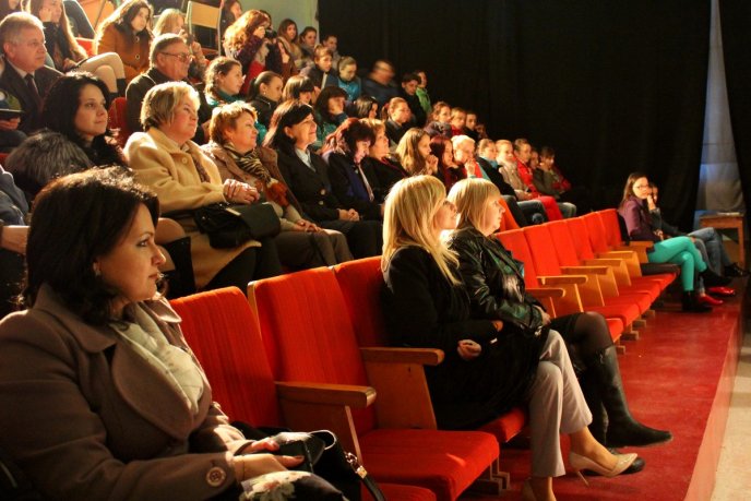 В Ужгороді відбулась прем’єра вистави "Колесо жіночої долі" – 06