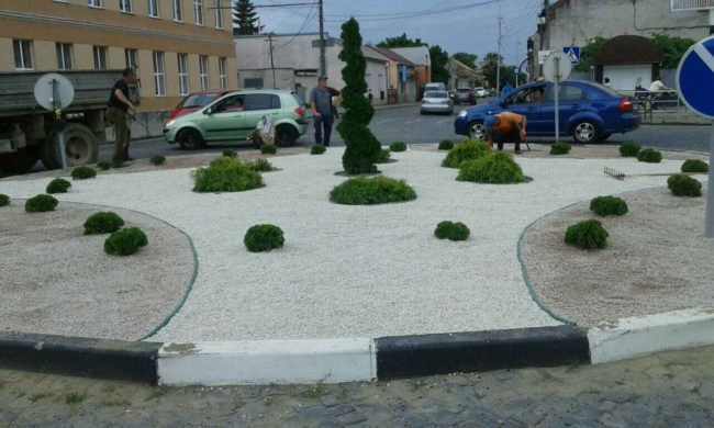 У Мукачеві облагородили кільцеву розв’язку – 06