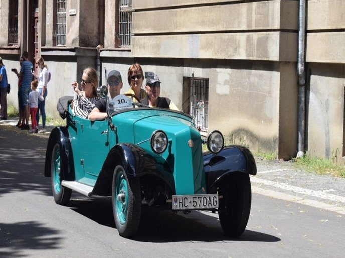 80 ретроавтомобілів і мотоциклів їздили вулицями Ужгорода – 17 80 ретроавтомобілів і мотоциклів їздили вулицями Ужгорода – 17