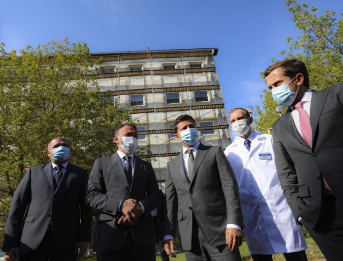 Зеленський у Берегові оглянув лікарню і зробив селфі з медиками – 04