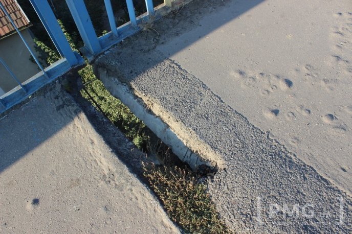 На мосту, що на вулиці Матросова у Мукачеві, утворилось небезпечне провалля – 03