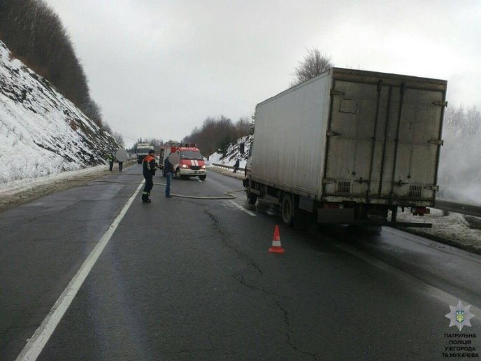 У Нижніх Воротах під час руху загорілася вантажівка – 02