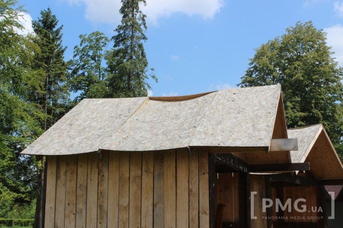 Збудовані до фестивалю "Червене вино" будиночки у парку "Перемога" руйнуються на очах – 20