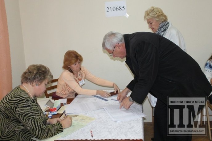 Мер Мукачева віддав свій голос за "лідера" та "партію, яка принесе зміни" (ФОТО) – 01