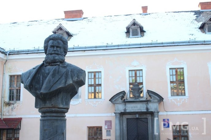 Пам’ятник Міхаю Мункачі встановили у дворі художньої школи – 03 Пам’ятник Міхаю Мункачі встановили у дворі художньої школи – 03