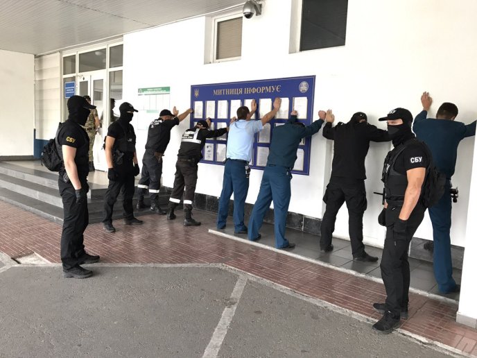 На КПП "Тиса" СБУ затримали прикордонників та митників, які вимагали гроші від водіїв українських мікроавтобусів з Італії, – ЗМІ – 03