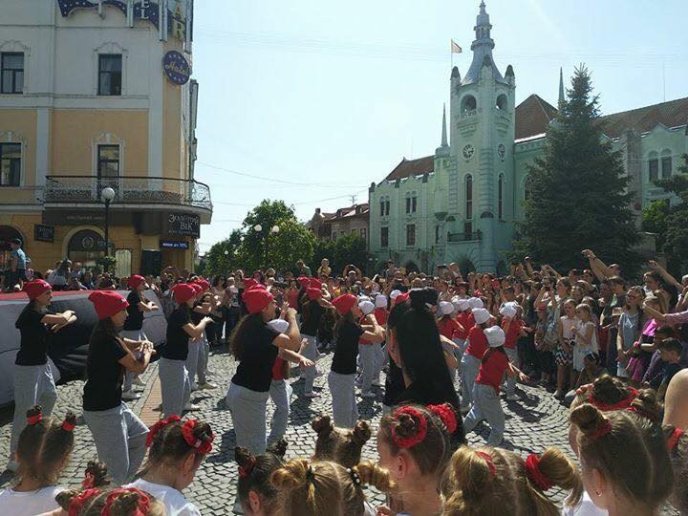 У центрі Мукачева провели танцювальне свято – 20