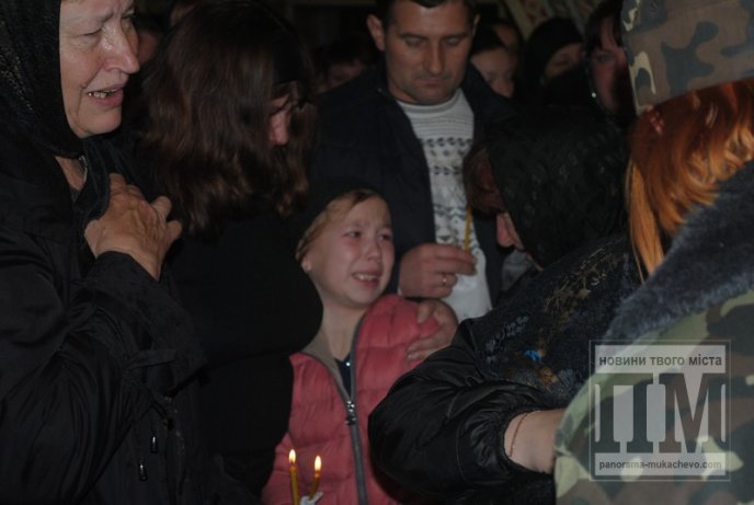 Сотні заплаканих очей провели в останню дорогу загиблого у зоні АТО мукачівця (ФОТОРЕПОРТАЖ) – 12