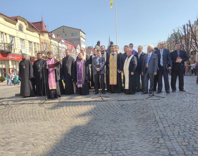 На площі Кирила та Мефодія у Мукачеві містяни молились за мир в Україні – 04 На площі Кирила та Мефодія у Мукачеві містяни молились за мир в Україні – 04