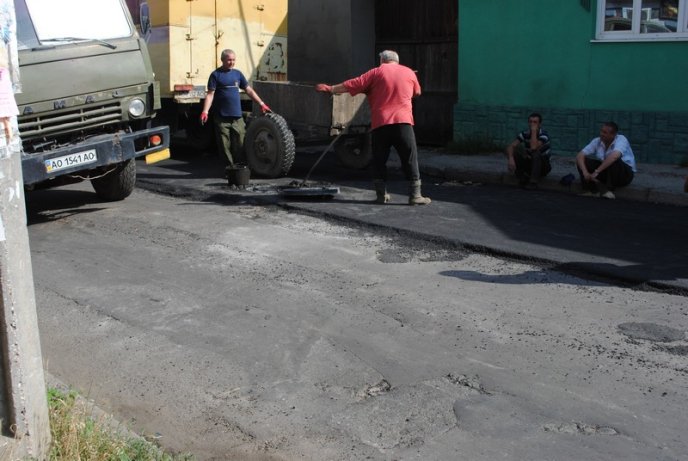 В Мукачеві асфальтують вулицю Івана Франка (ФОТО) – 10
