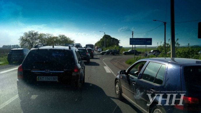 Біля Мукачева трапилася потрійна ДТП, внаслідок якої ледь не вибухнула вантажівка – 02