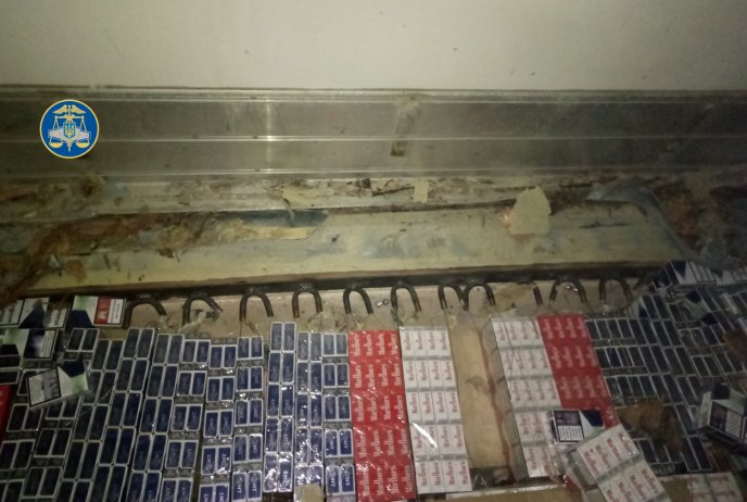 На КПП "Тиса" контрабандист намагався переправити понад 21 тис. цигарок – 02