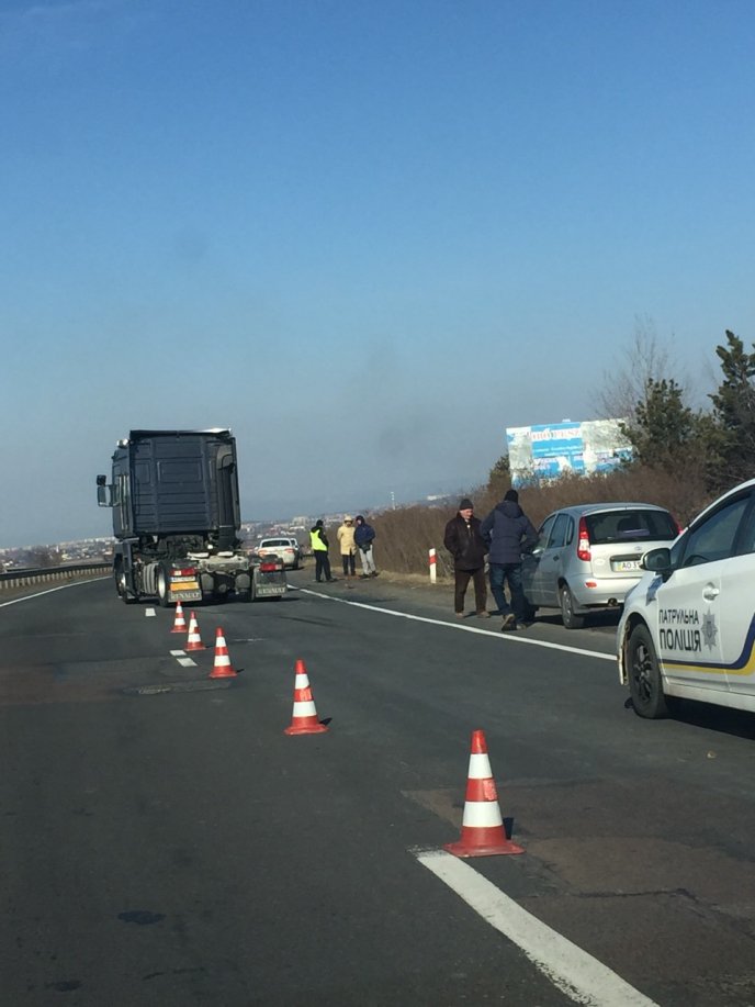 Під Ужгородом ДТП: позашляховик опинився у кюветі – 01