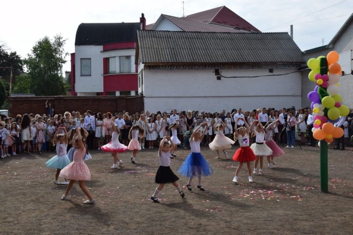 У школах Мукачева пролунав останній дзвінок – 25