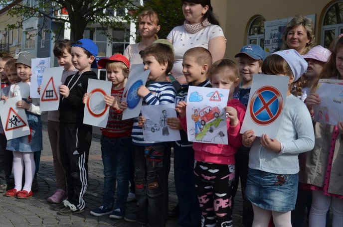 Поліція вчила у центрі Мукачева дошкільнят правилам дорожнього руху – 02 Поліція вчила у центрі Мукачева дошкільнят правилам дорожнього руху – 02