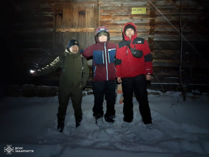 Закарпатські рятувальники допомогли 10 туристам у горах – 02