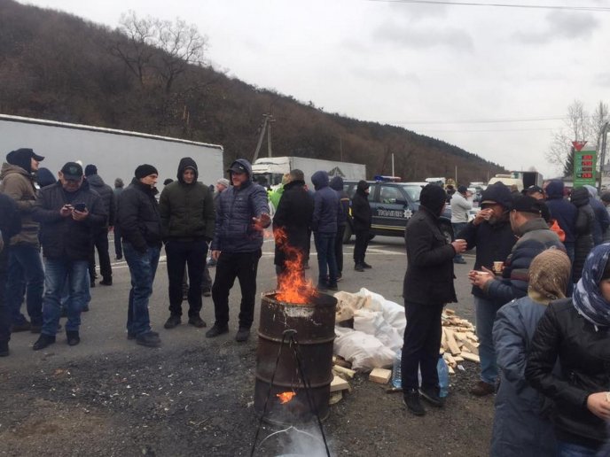 Траса "Київ-Чоп" перекрита вже другу годину: пряма трансляція – 02