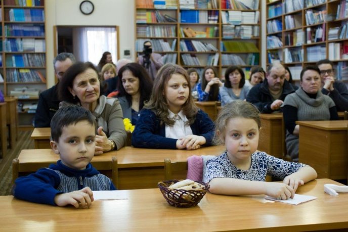 В Ужгороді відкрили фотовиставку учасника АТО "Духовна війна: озброєні книгою" – 08