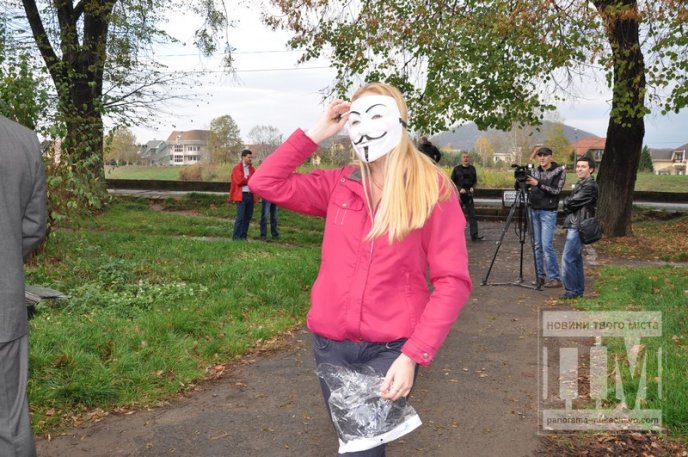 У Мукачеві відбувся соціальний флешмоб, в рамках якого розбили телевізор (ФОТО) – 04