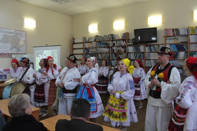 У Закарпатській обласній бібліотеці презентували книги і танцювали народні танці – 08