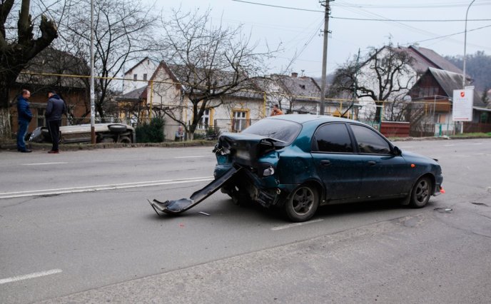 Біля ресторану "Європа" в Ужгороді ДТП: один із автомобілів перекинувся у кювет – 01 Біля ресторану "Європа" в Ужгороді ДТП: один із автомобілів перекинувся у кювет – 01