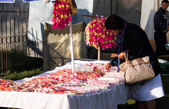 Набережна Мукачева, перед монастирем, нагадує торгову алею (ФОТО) – 16