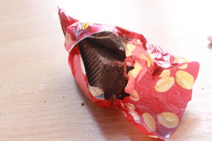 Мукачівка, куштуючи "президентські" цукерки, виявила хробаків – 03