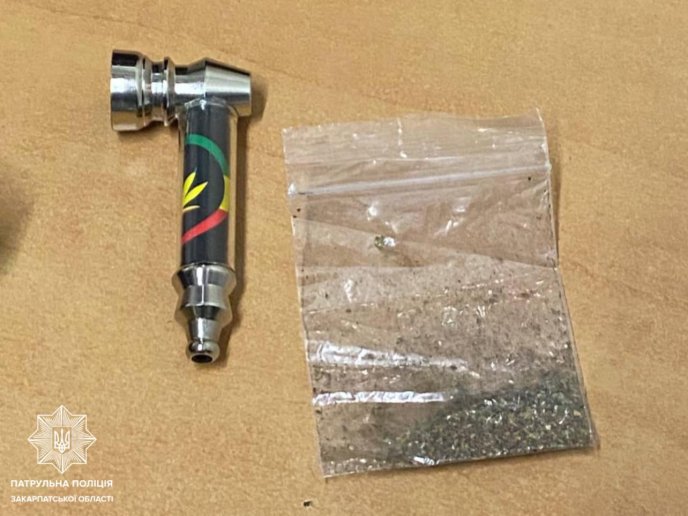 Чоловік намагався перевезти через кордон наркотичну речовину – 02