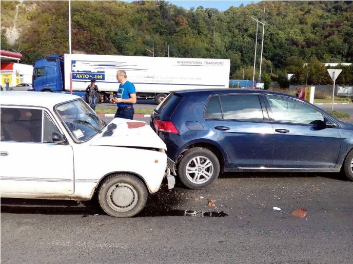 У Мукачеві "ВАЗ" врізався у "Фольксваген" – 03