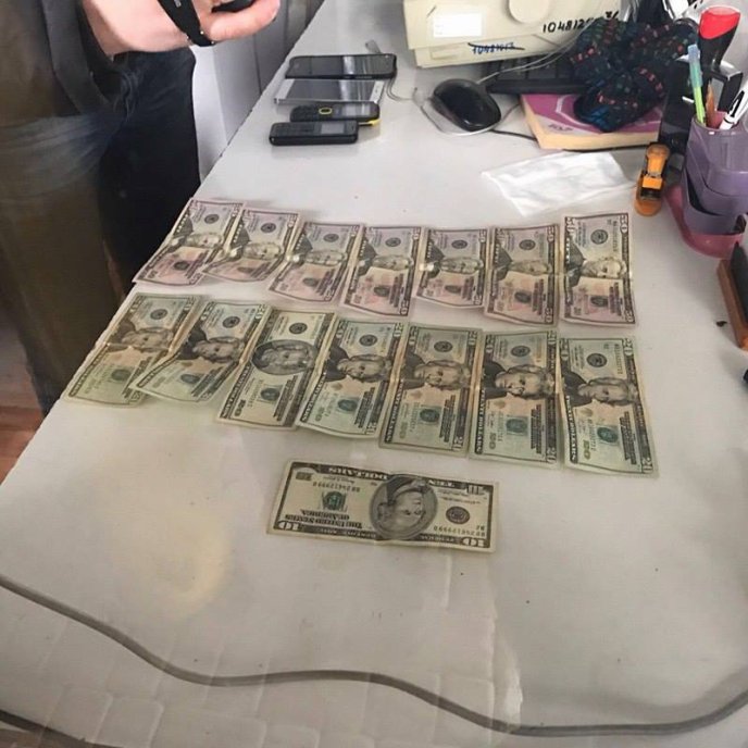 Внутрішня безпека ДФС на «гарячому» затримала працівника Закарпатської митниці – 02