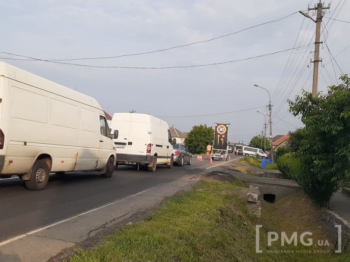 Ракошино знову "стоїть": рух селом суттєво ускладнено – 07 Ракошино знову "стоїть": рух селом суттєво ускладнено – 07