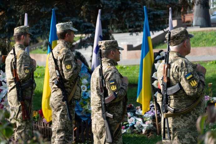 Залишилися дружина і син: в Ужгороді поховали Героя – 08