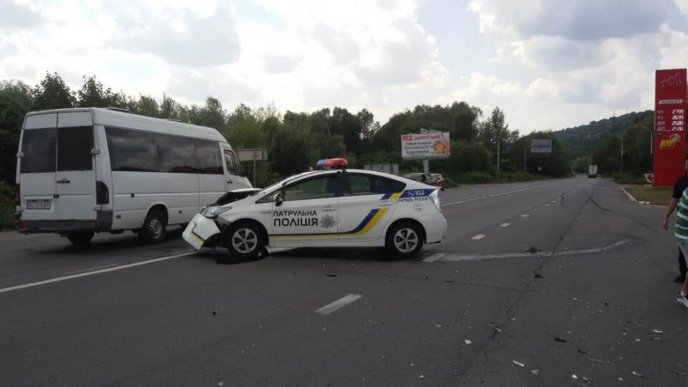 На трасі "Київ-Чоп" зіткнулися легковик та поліцейський автомобіль. Є травмовані – 03