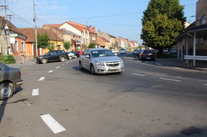 На дорогах Мукачева з’явилася нова дорожня розмітка: її поновлено у всіх мікрорайонах міста – 01