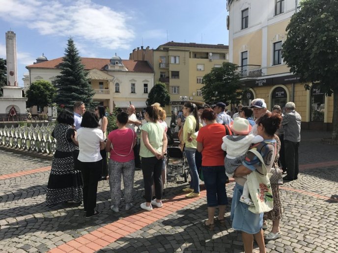Чому мукачівці під стінами міськради протестували – 02