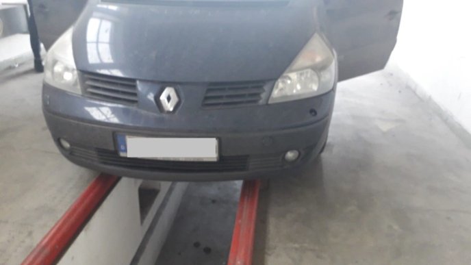 Службовий собака винюхав наркотики у машині – 03