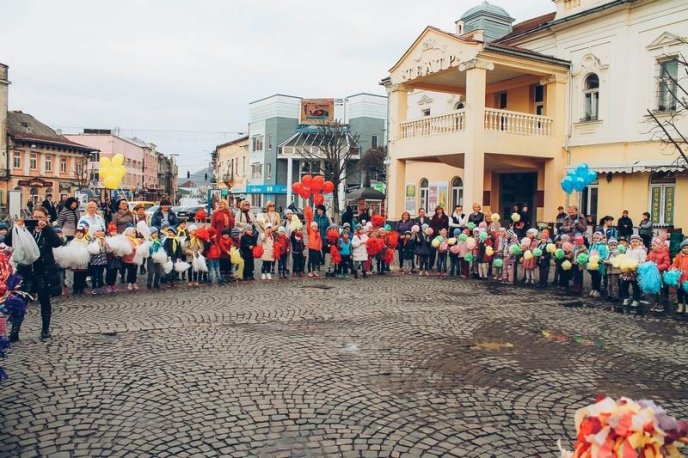 До мукачівських дошкільнят завітали казкові герої – 09