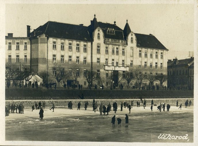 Ужгород 100 років тому і сьогодні: у мережі порівняли фото зимової розваги людей – 01