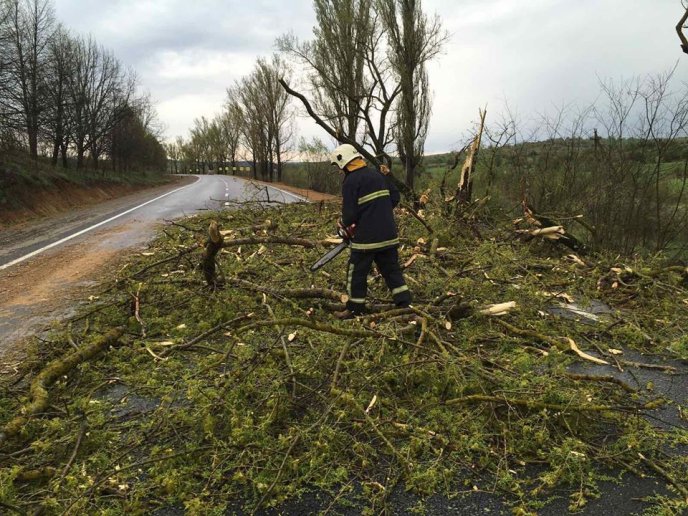 Закарпатські рятувальники ліквідовують наслідки сильної грози – 05