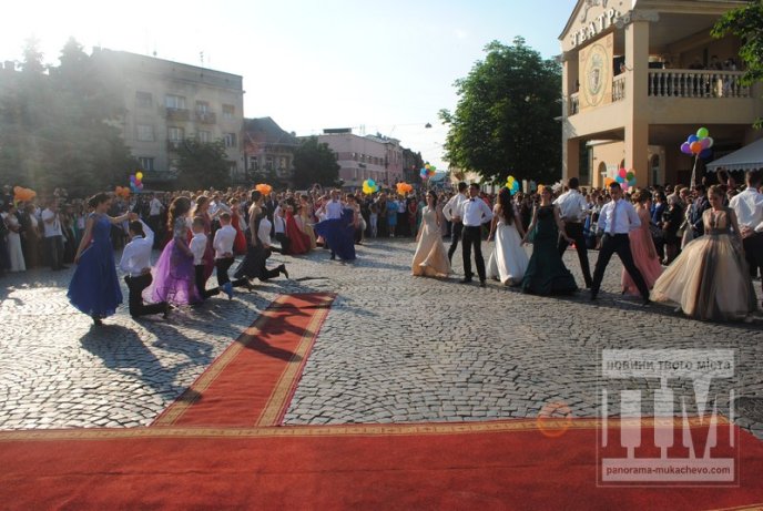 У центрі Мукачева відбувся урочистий парад випускників (ФОТО) – 37