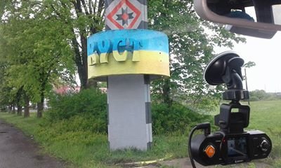 Невідомі вандали намалювали на в’їзному знаку у Хусті русинський триколор – 02