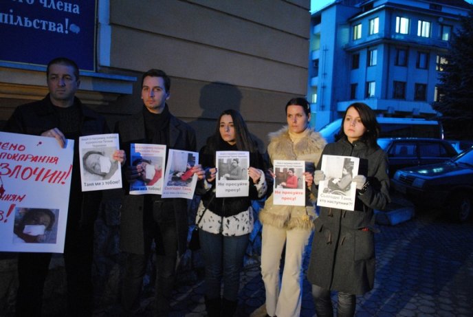 Журналісти Мукачева провели акцію на підтримку побитої журналістки Тетяни Чорновол (ФОТО,ВІДЕО) – 07