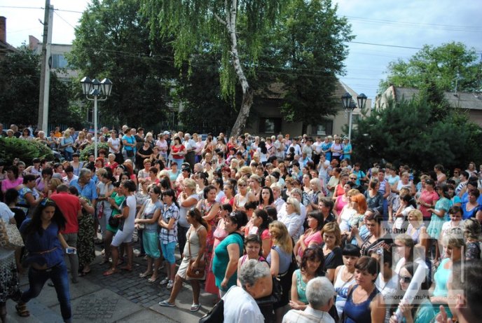 Сьогодні Мукачево мітингувало: сотні жінок перекрили дорогу та вимагали не забирати чоловіків у армію (ФОТО) – 12